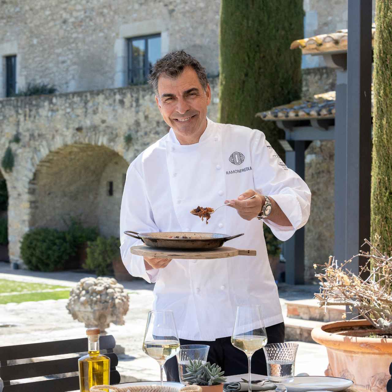 Ramón Freixa en Mas de Torrent sirviendo una paella.