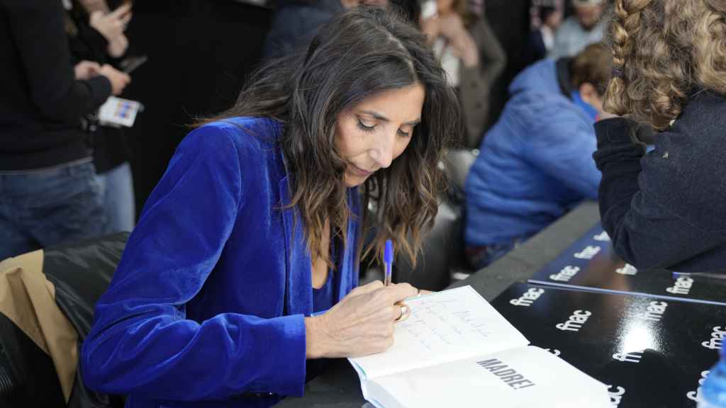 Paz Padilla firmando libros en Barcelona, el 23 de abril de 2024.