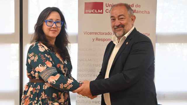 El rector de la UCLM, Julián Garde, y la presidenta de la Fundación In-Nova Castilla-La Mancha, Esther Álvarez González.