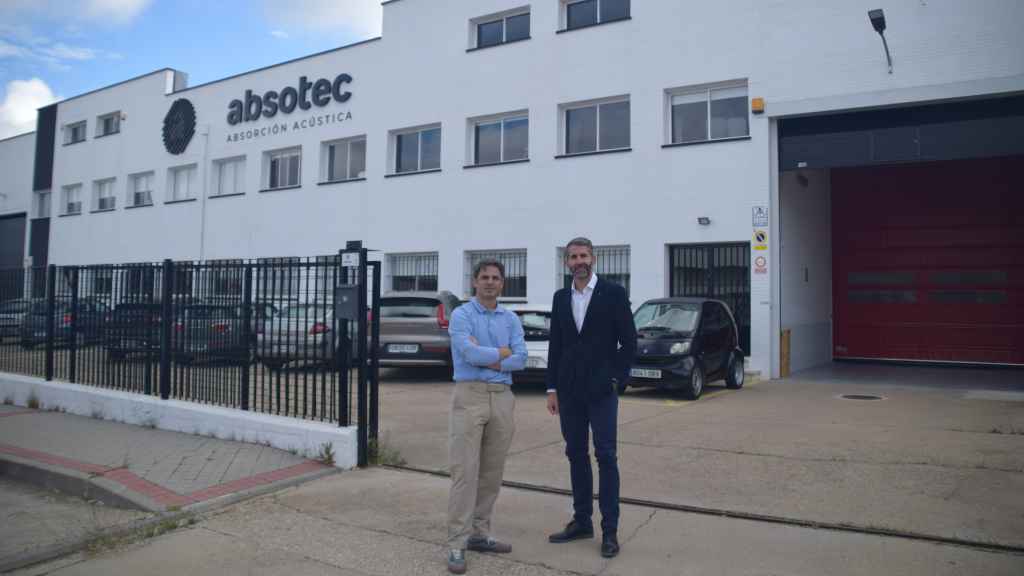 David Llorente y Carlos del Pozo, socios de la empresa Absotec, frente a sus instalaciones.