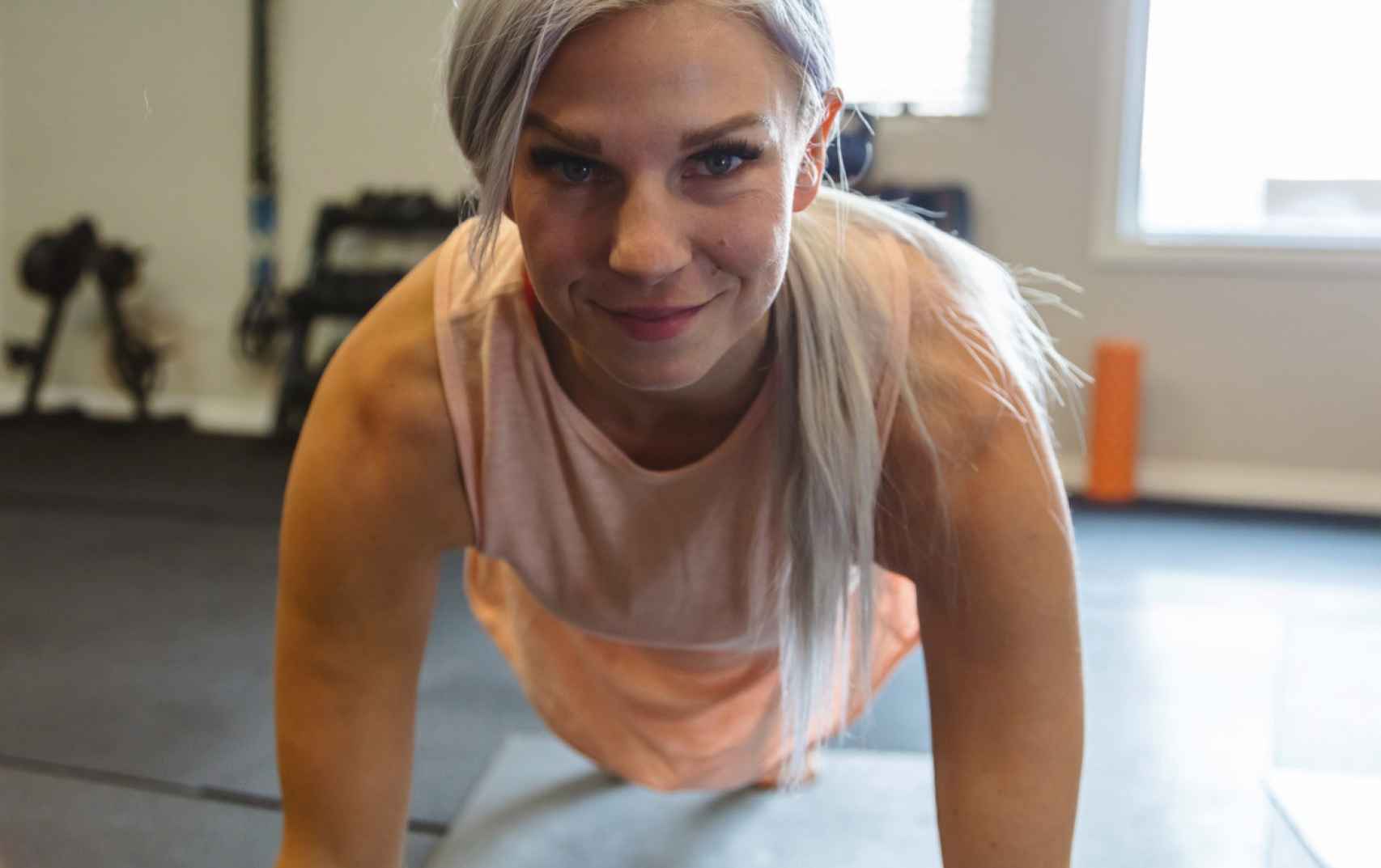Mujer durante el ejercicio de planchas.