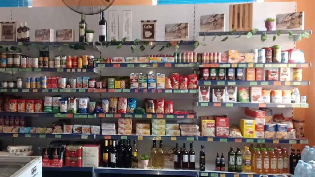 Las estanterías de La Tiendina de Trigueros del Valle, hasta arriba de productos