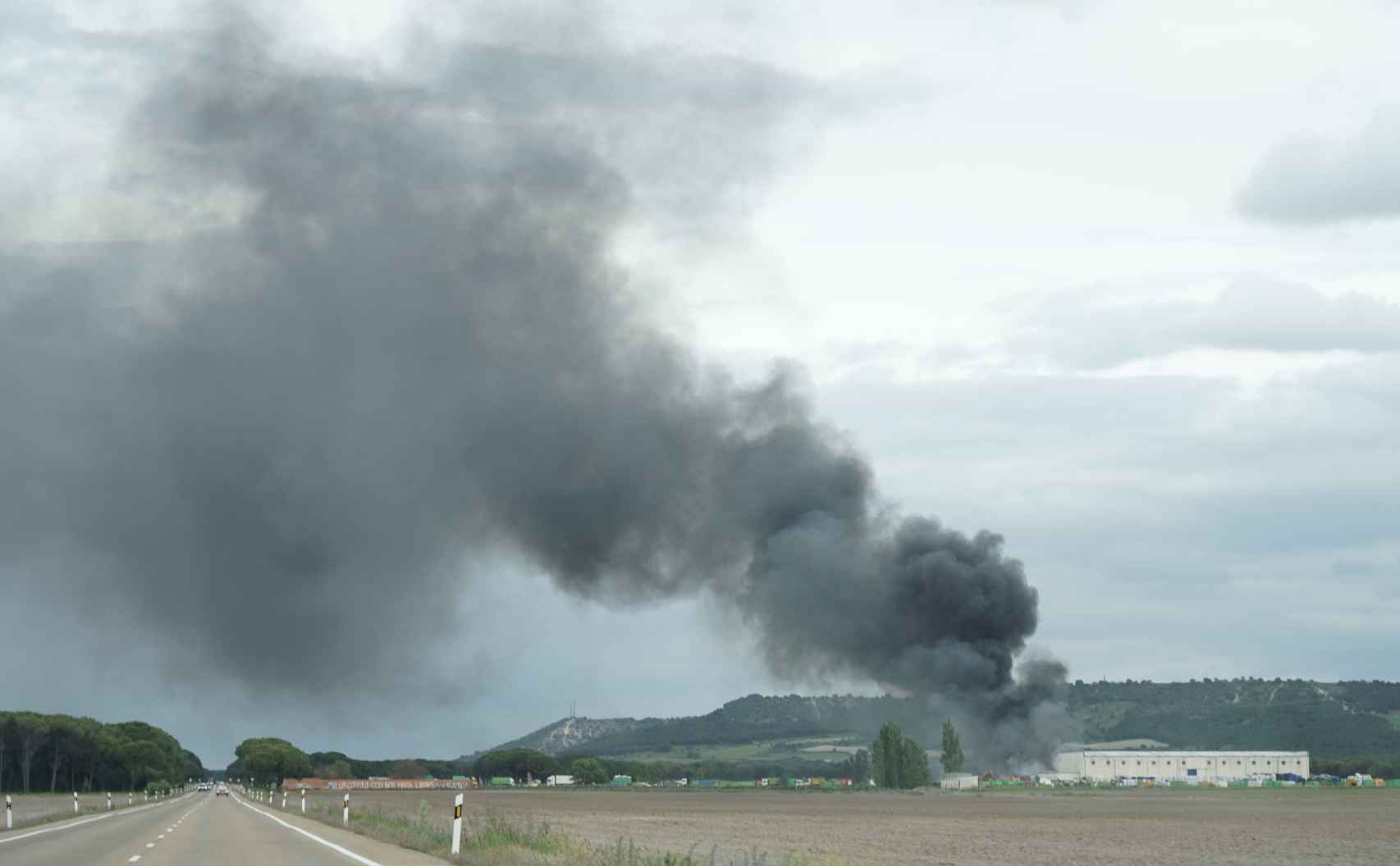 Incendio en una planta de cartones y plásticos en Aldeamayor