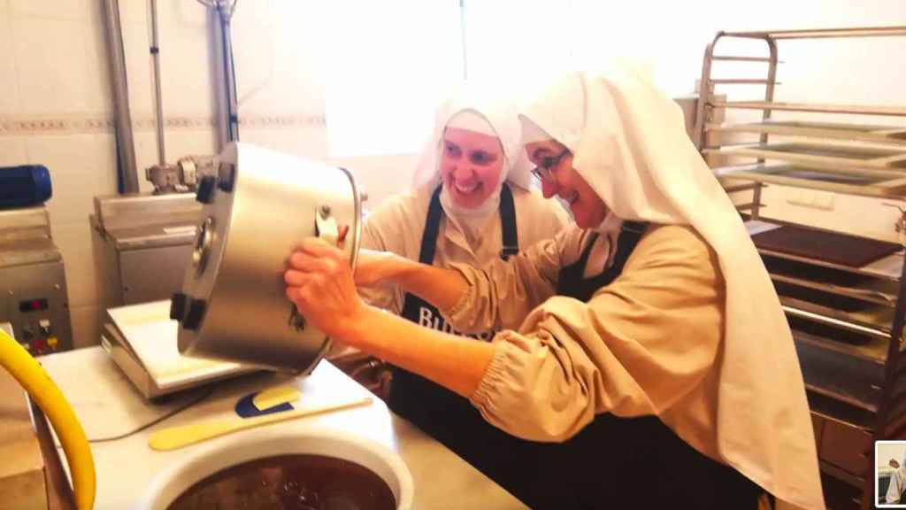 Las monjas clarisas de Belorado elaborando sus dulces en el convento
