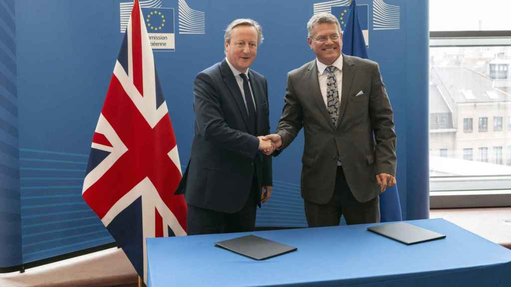 El ministro de Exteriores británico, David Cameron, y el vicepresidente de la Comisión, Maros Sefcovic, durante la reunión de este jueves en Bruselas