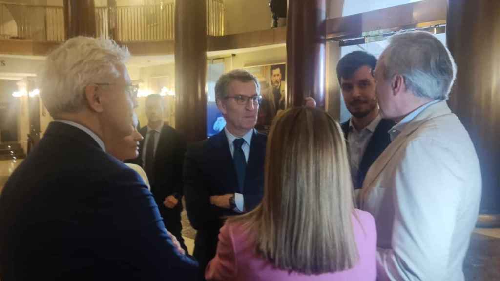 Feijóo, conversando a su entrada en el Teatro Real con Jorge Azcón (Aragón) y Pablo González (Trivu), entre otros