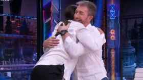 Tamara Falcó y Pablo Motos se funden en un abrazo en 'El Hormiguero'.