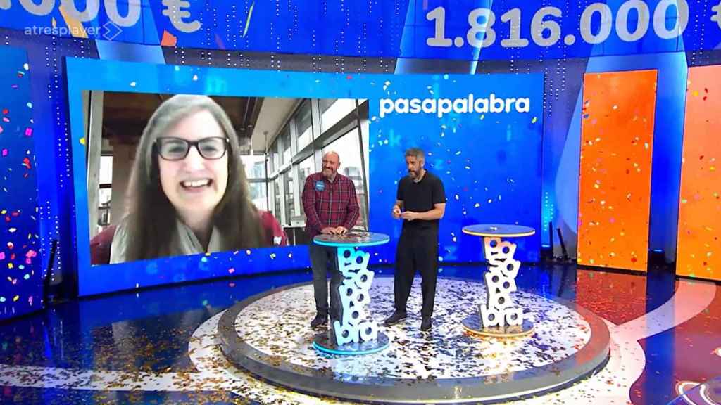 Óscar recibe la felicitación de su mujer Patricia tras ganar el bote de 'Pasapalabra'.