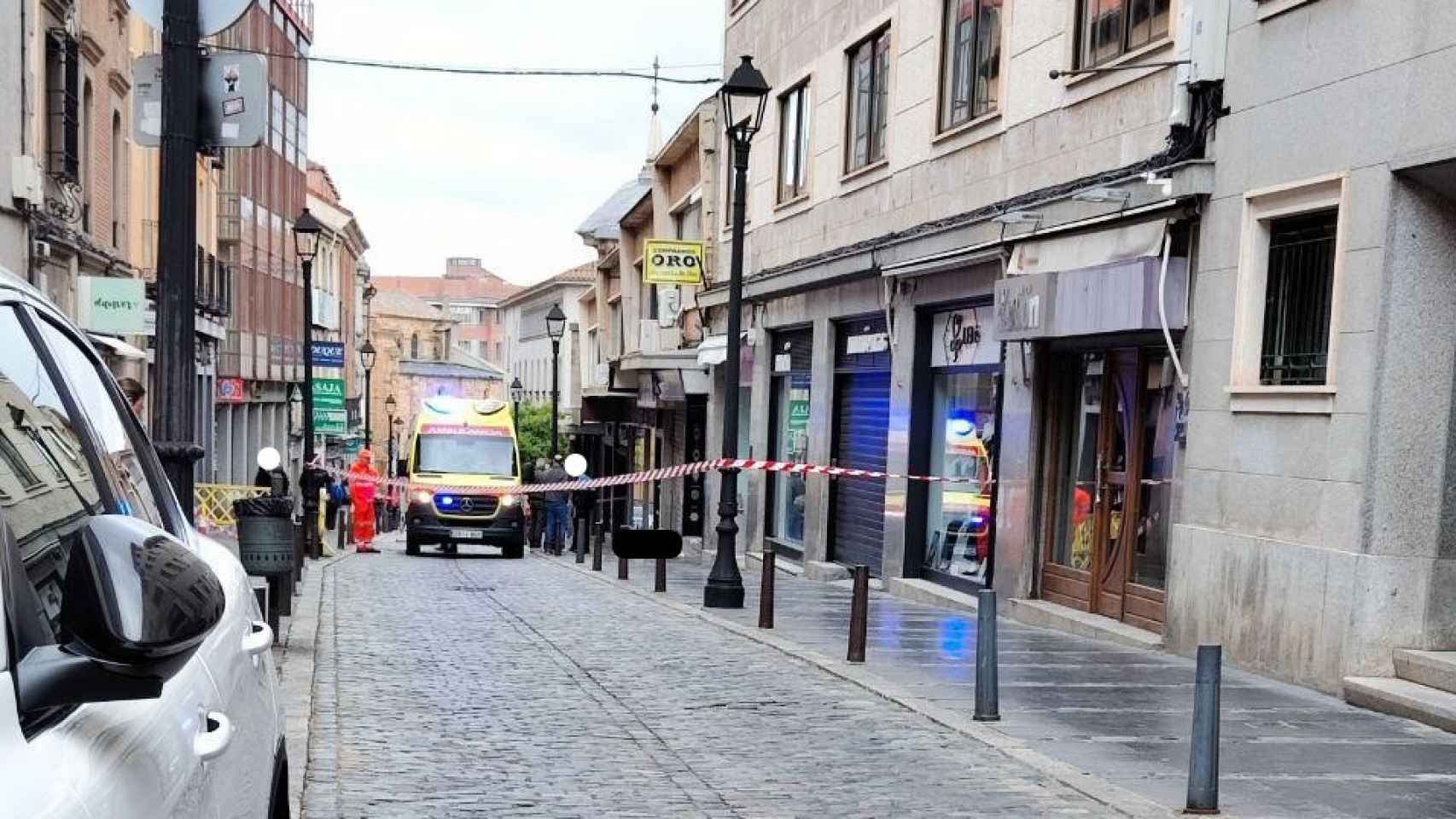 Imagen del despliegue en Ávila por la muerte de un hombre en plena calle.