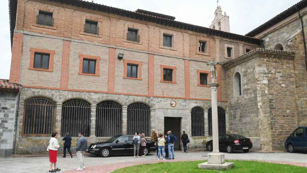 Varias personas a las puertas del Convento de Santa Clara, donde permanecen las monjas clarisas de Belorado