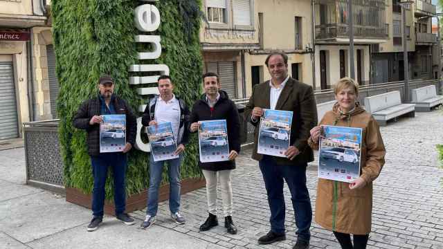 El alcalde de Guijuelo, junto a otros miembros del equipo de Gobierno, presenta la XI edición del rally Entresierras en junio