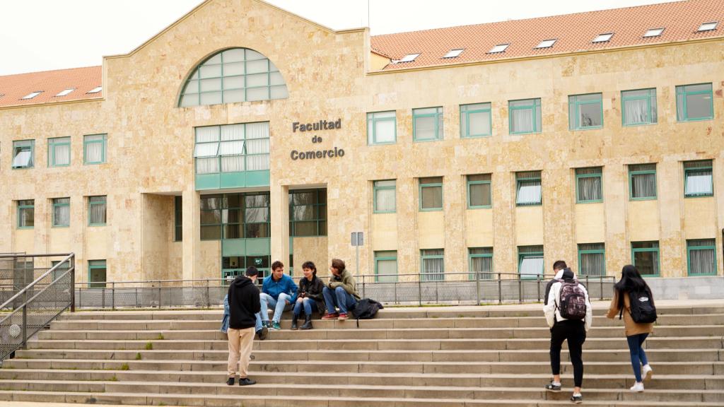 Imagen de unos estudiantes de la Universidad de Valladolid frente a la Facultad de Comercio.