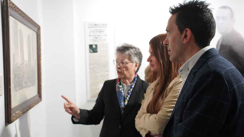 La diputada de Educación y Cultura, Yolanda Burgoa, en la exposición '100 años de música en clave de Coral Vallisoletana 1924-2024. Testimonios'