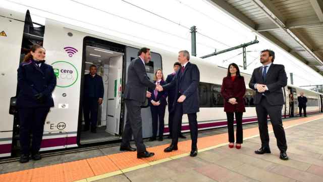 Óscar Puente se sube al nuevo tren S106 de 500 pasajeros que duplicará las plazas de Zamora a Madrid