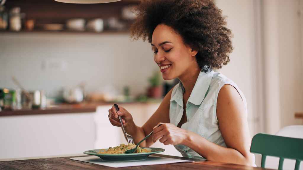 Una mujer cenando.