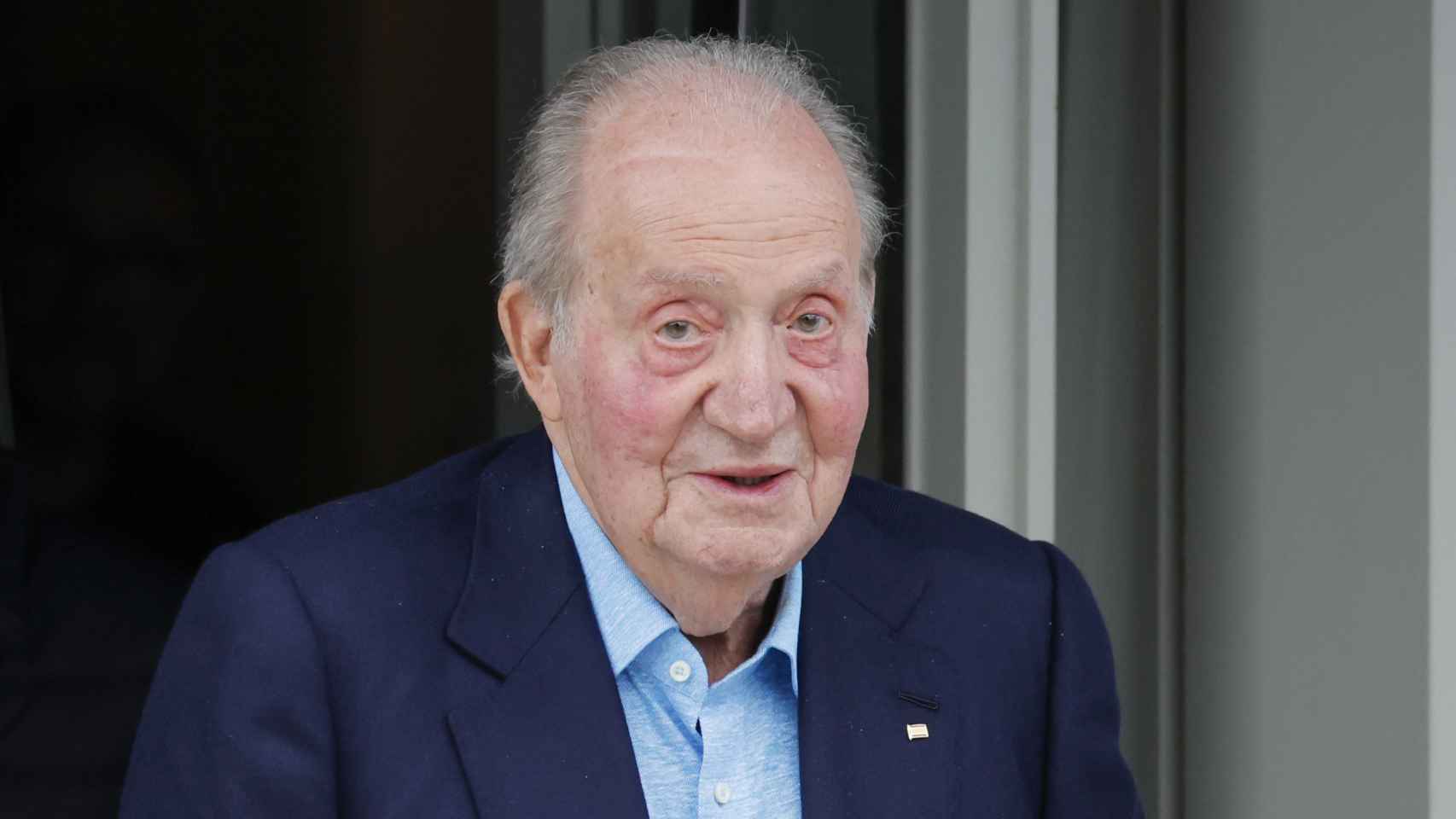 Juan Carlos I, a la salida de un restaurante en Galicia.