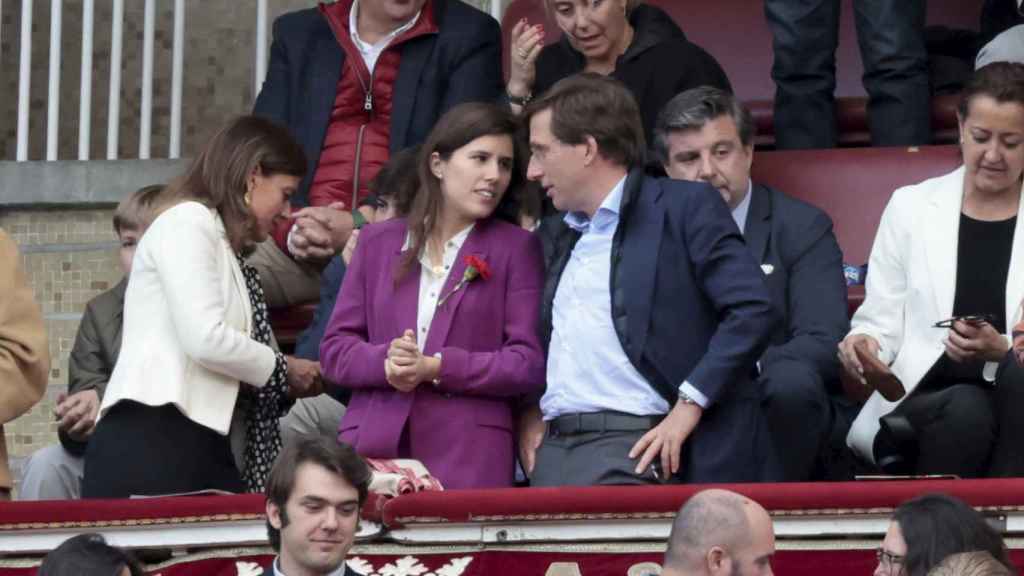 Teresa Urquijo y Almeida, muy cómplices en la corrida de San Isidro.