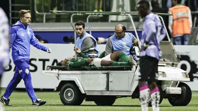 Endrick se retira lesionado en camilla durante un partido del Palmeiras