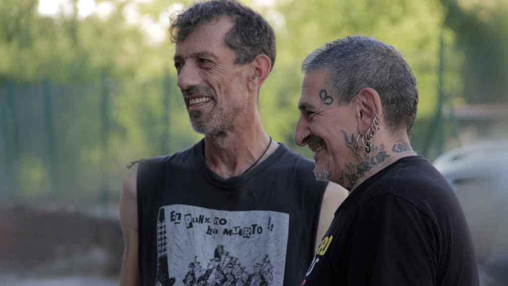 Manolo Kabezabolo y Evaristo Páramos, cantante de La Polla Records, en una imagen del documental