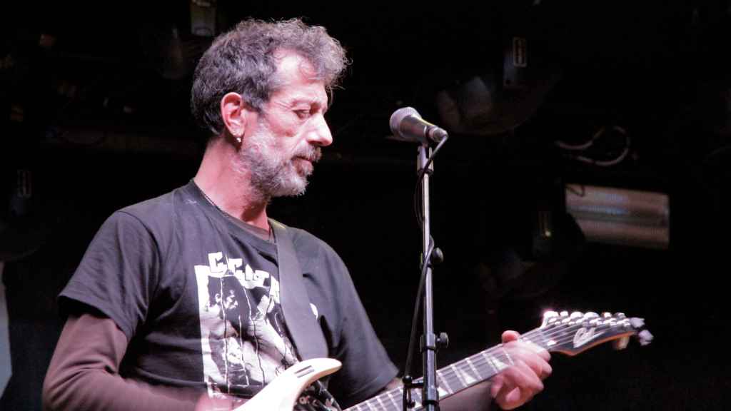 Manolo Kabezabolo durante un concierto