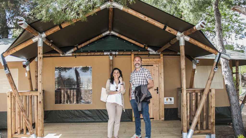 Carla Avilés y Santiago Cabetas en las cabañas de Xplorers Camp.