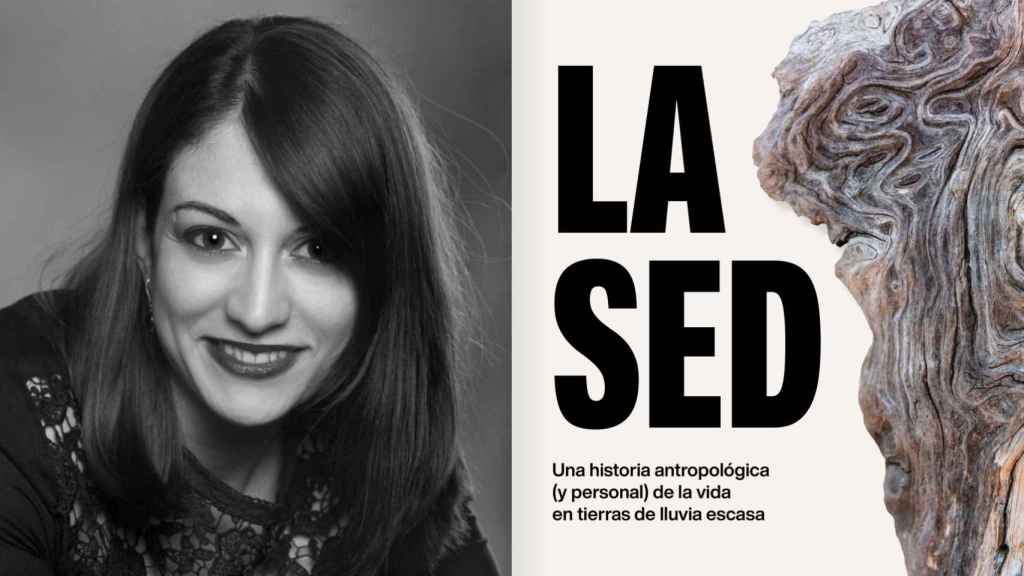 La periodista y escritora Virginia Mendoza junto a la portada de su libro 'La sed'.