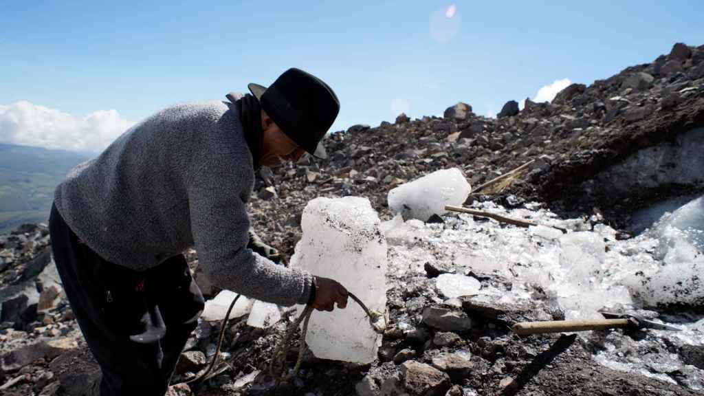 Juan Ushca cargando hielo.