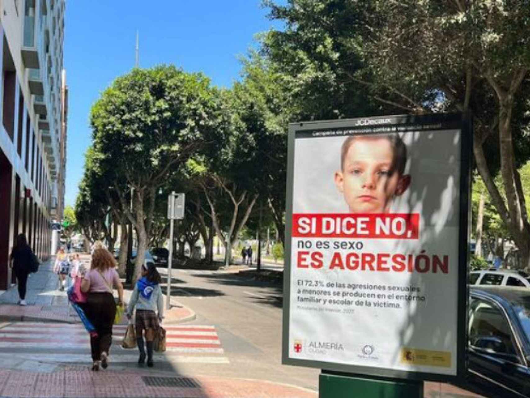 Retiran un cartel contra el abuso en Almería que sugiere que el sexo con  niños es aceptable