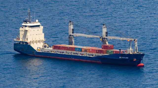 El carguero 'Borkum', fondeado este jueves en Cartagena, a la espera de poder entrar en el puerto de Escombreras.