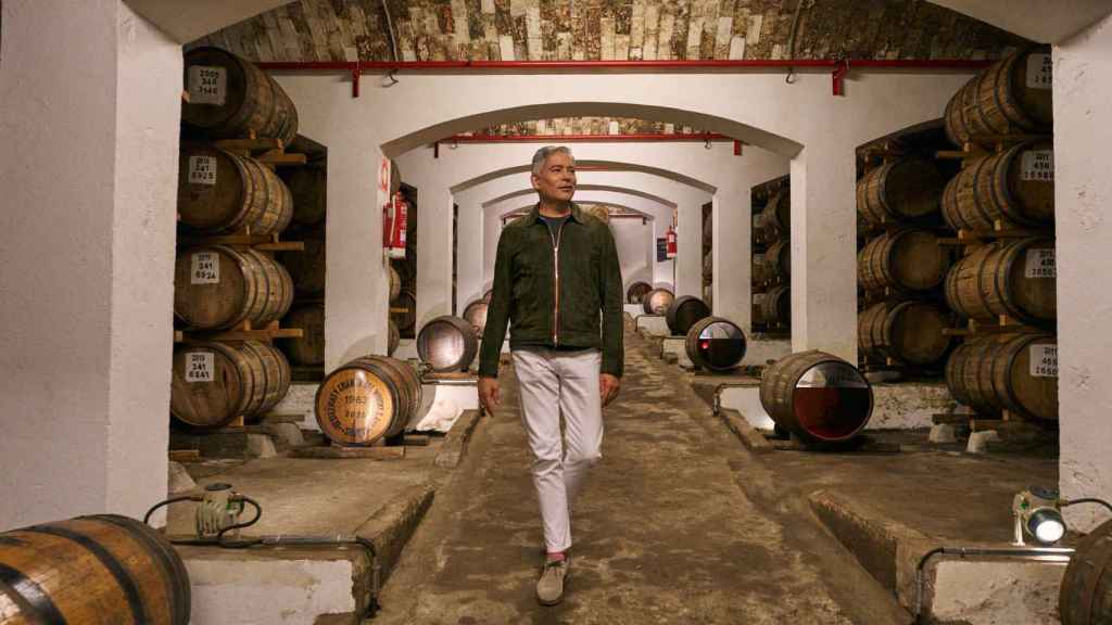 El periodista Boris Izaguirre en la destilería de Palazuelos de Eresma de la marca de whisky DYC.