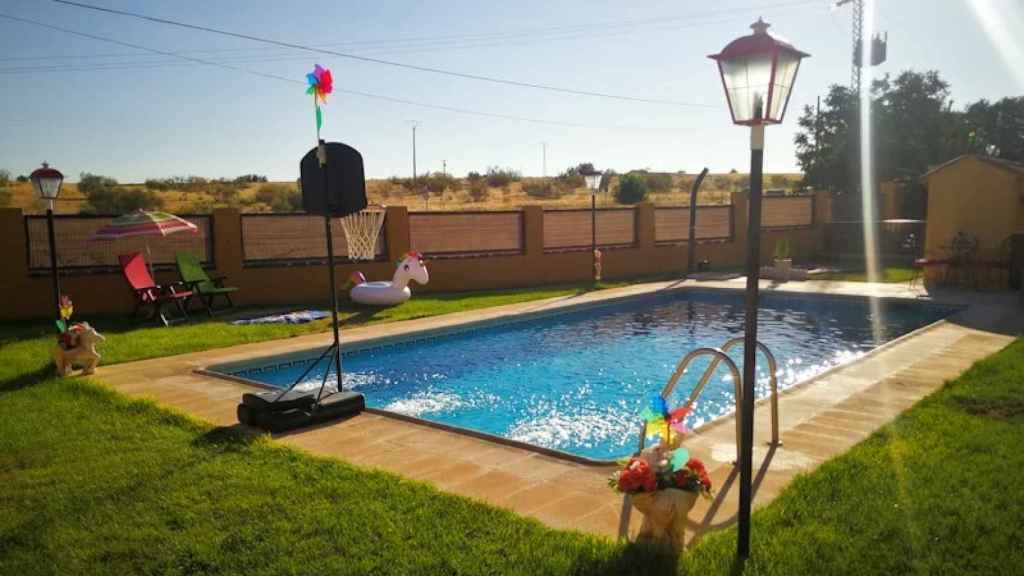 Piscina ofertada en Swimmy en Urbanización Las Flores en Madrid.