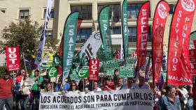 Los sanitarios malagueños a las puertas del Hospital Regional.