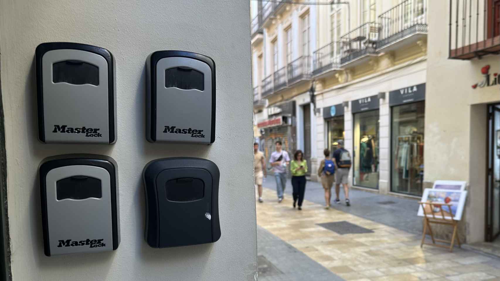 Un portal de Málaga con los candados de los pisos turísticos.