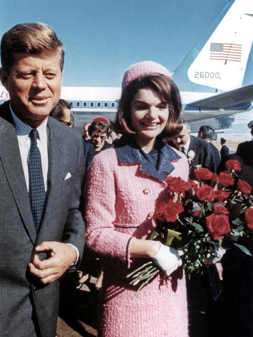 John y Jackie Kennedy en el aeropuerto de Dallas en 1963 el día que el presidente fue asesinado.