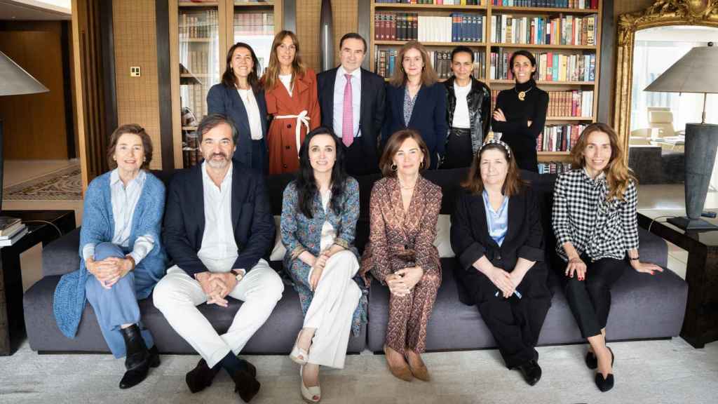 De pie de izquierda a derecha Olga Ruiz, Yolanda Sacristán, Pedro J. Ramírez, Lourdes Garzón, Inma Jiménez y Benedetta Poletti. Sentadas de izquierda a derecha: Blanca Berasategui, Gervasio Posadas, Cruz Sánchez de Lara, Charo Izquierdo, Nuria Azancot y Eva Moll.