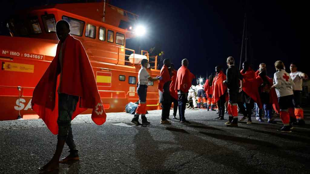 Un grupo de migrantes atendidos por la Cruz Roja tras desembarcar de un buque de la guardia costera en el puerto de Arguineguin