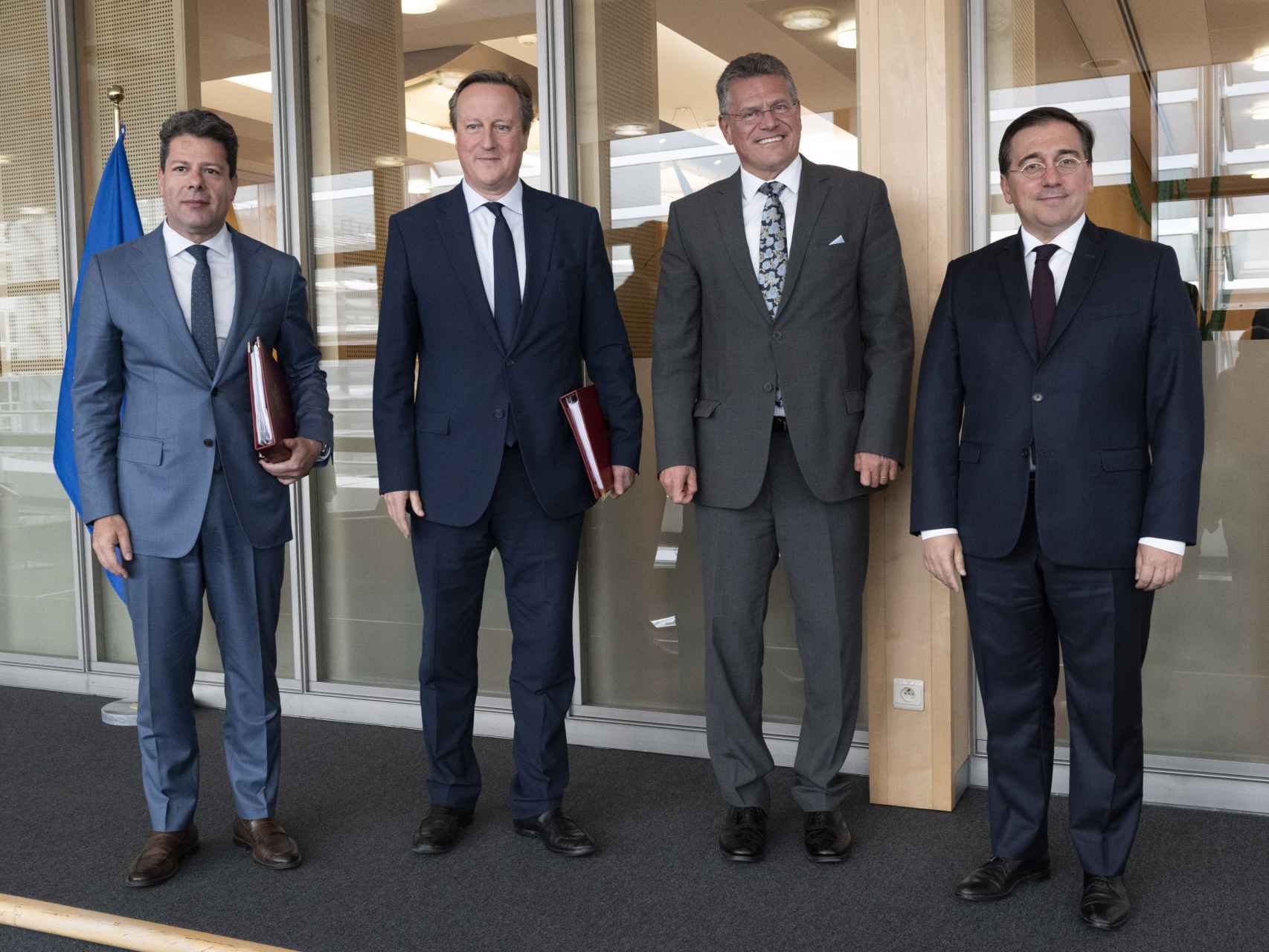 El ministro principal de Gibraltar, Fabián Picardo; el ministro de Exteriores británico, David Cameron; el vicepresidente de la Comisión, Maros Sefcovic; y el jefe de la diplomacia española, José Manuel Albares, durante la reunión de este jueves en Bruselas
