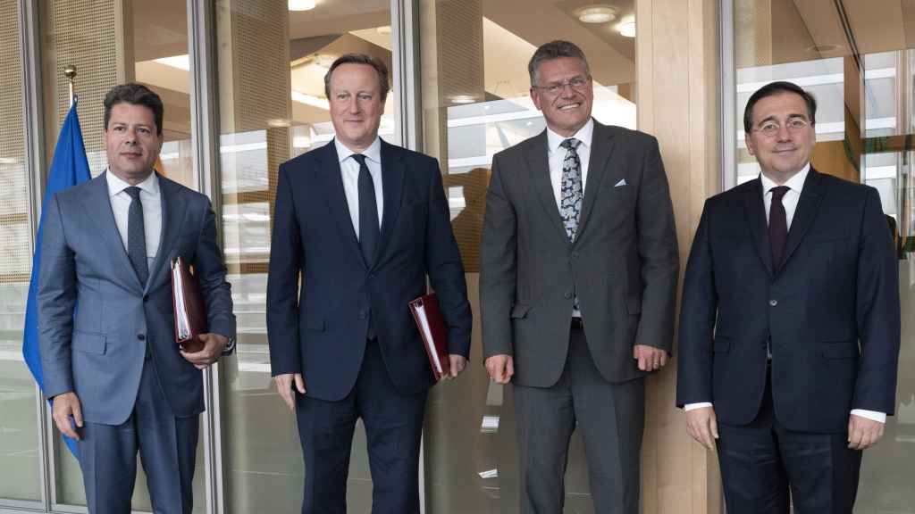 El ministro principal de Gibraltar, Fabián Picardo; el ministro de Exteriores británico, David Cameron; el vicepresidente de la Comisión, Maros Sefcovic; y el jefe de la diplomacia española, José Manuel Albares, durante la reunión de este jueves en Bruselas