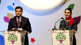 Los copresidentes del Partido Democrático de los Pueblos (HDP), Selahattin Demirtaş (i) y Figen Yüksekdağ (d).