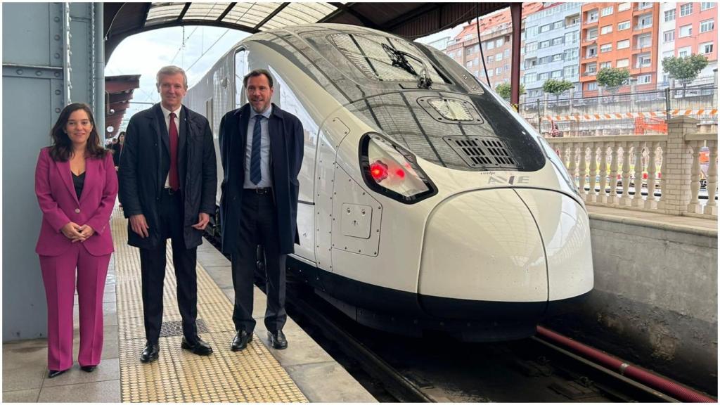 La alcaldesa de A Coruña, Inés Rey; el presidente de la Xunta, Alfonso Rueda; y el ministro de Transportes, Óscar Puente.