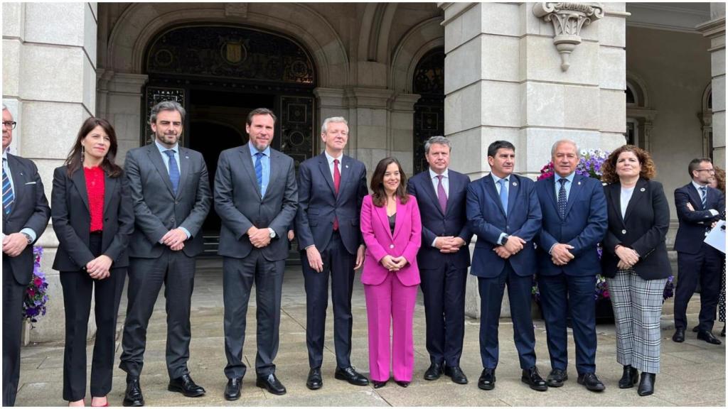 Foto de familia a la entrada del Palacio de María Pita