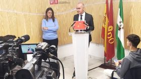 Antonio Muñoz junto a Sonia Gaya, en el Ayuntamiento de Sevilla.