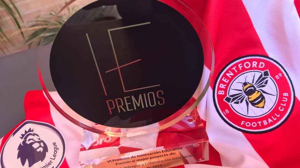 El Premio de Innovación Educativa recibido por el Cardenal Spínola, sobre la camiseta del Brentford