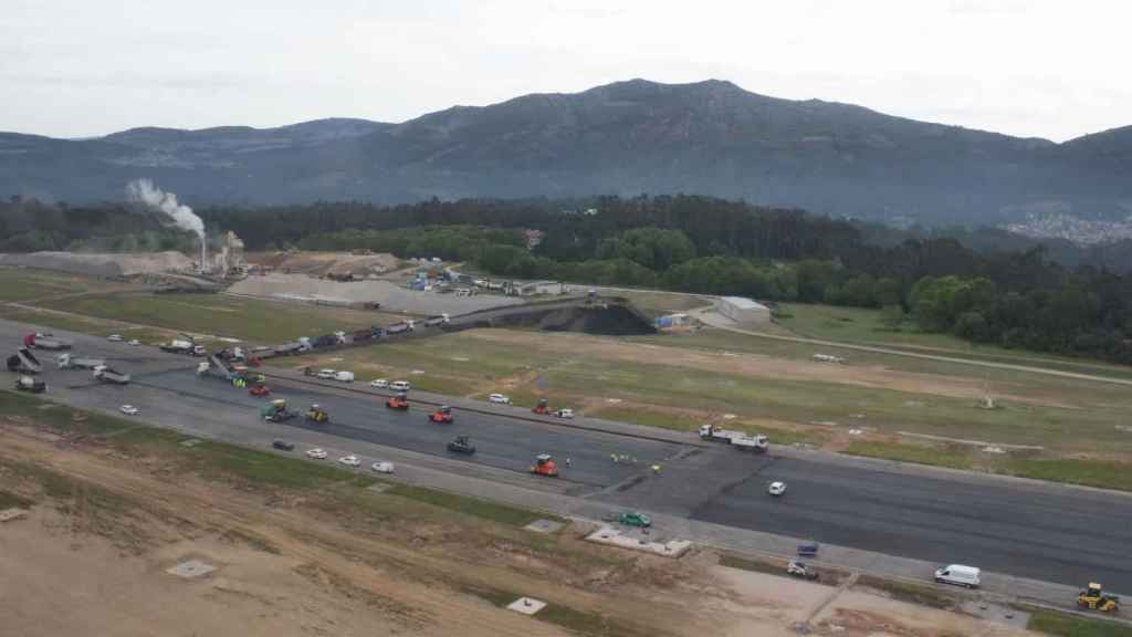 Obras de regeneración de la pista en el aeropuerto de Peinador.