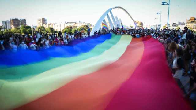 Centenares de personas participan en una manifestación convocada por el Día Internacional del Orgullo LGTBI.