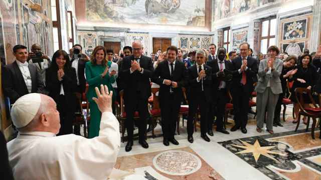 El papa Francisco, en el recibimiento a María José Catalá y otros dirigentes, en el marco de la celebración de la cumbre contra el cambio climático en el Vaticano. EE