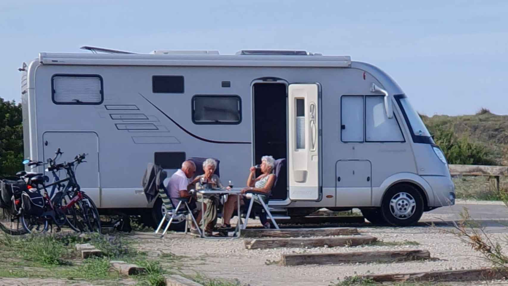 Una autocaravana en la zona de El Saler de Valencia.