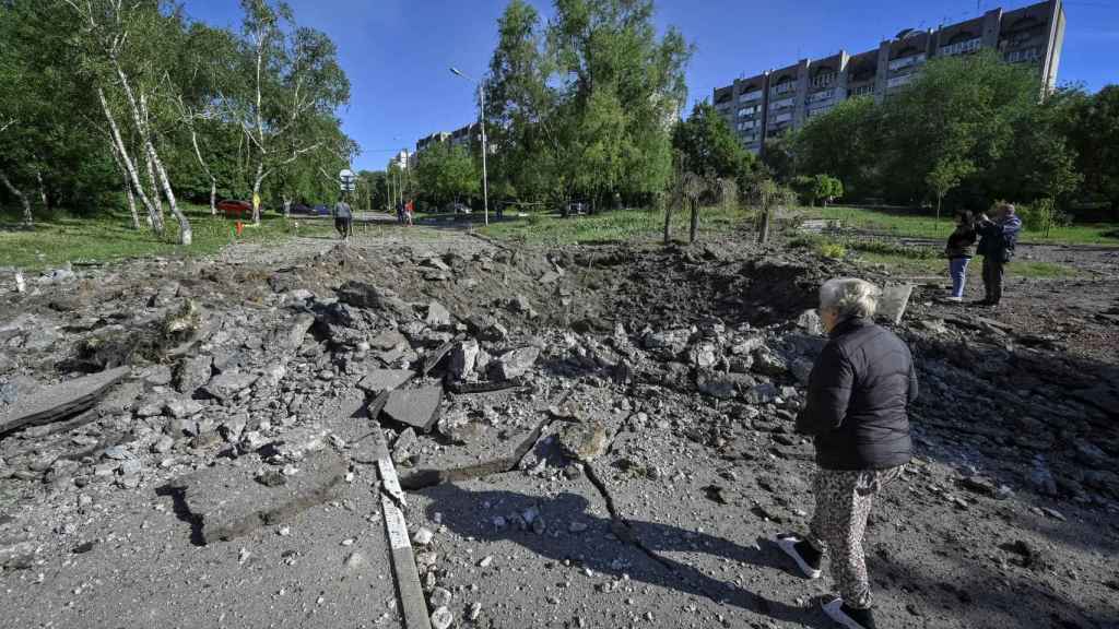 Ruinas después de un bombardeo ruso en Zaporiyia.
