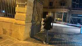 Ana (nombre ficticio) sostiene a su hijo junto a la clínica de Barcelona donde ha viajado a hacerle un TAC desde Melilla.