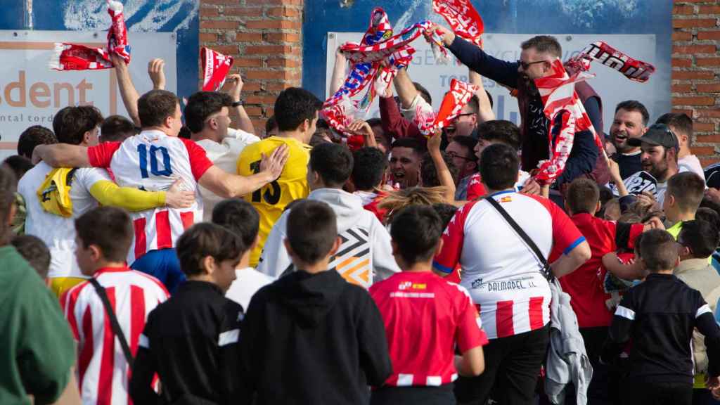 El Atlético Tordesillas celebra con sus aficionados la clasificación a los 'play-off' de ascenso